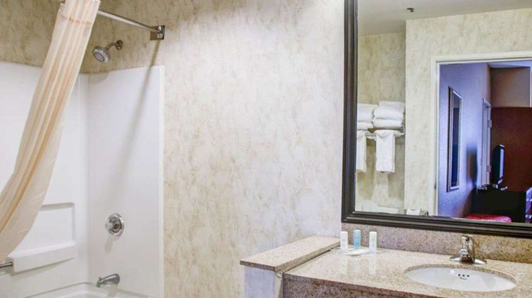 Comfort Suites Room