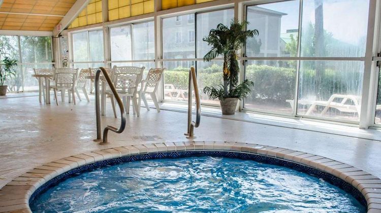 Quality Inn & Suites Pool