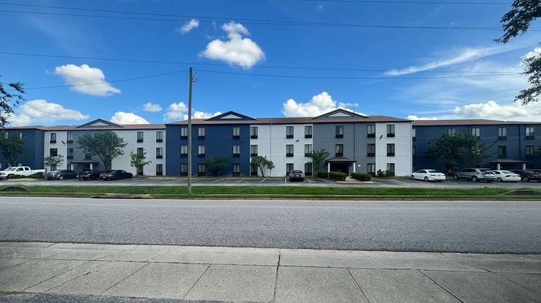 <b>Quality Inn & Suites Exterior</b>. Images powered by <a href="https://iceportal.shijigroup.com/" title="IcePortal" target="_blank">IcePortal</a>.