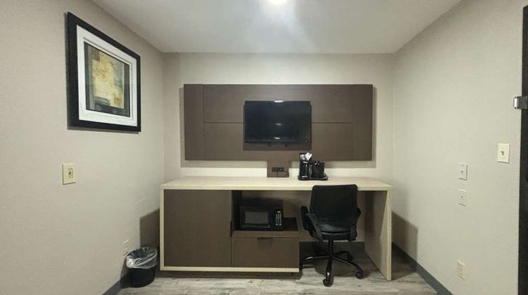 Quality Inn & Suites Suite