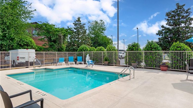 <b>Comfort Suites Pool</b>. Images powered by <a href="https://iceportal.shijigroup.com/" title="IcePortal" target="_blank">IcePortal</a>.