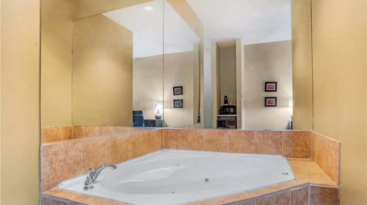 Comfort Suites Room