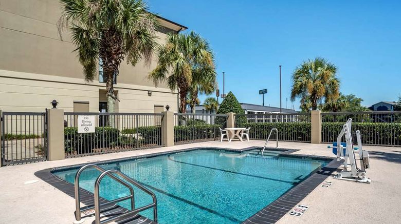 <b>Comfort Suites Pool</b>. Images powered by <a href="https://iceportal.shijigroup.com/" title="IcePortal" target="_blank">IcePortal</a>.