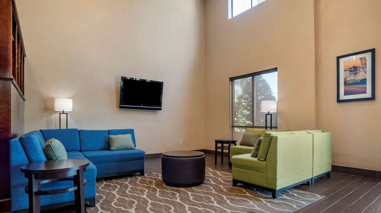 <b>Comfort Suites Lobby</b>. Images powered by <a href="https://iceportal.shijigroup.com/" title="IcePortal" target="_blank">IcePortal</a>.