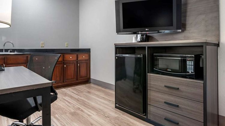 Quality Inn & Suites Suite
