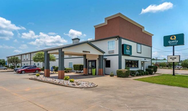 Quality Inn & Suites Exterior