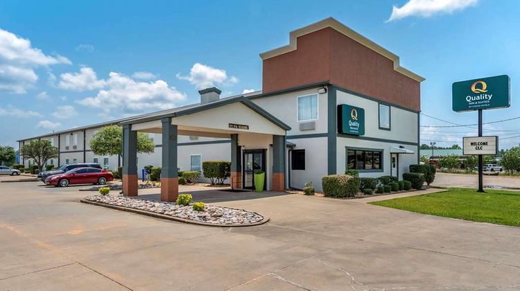 Quality Inn & Suites Exterior