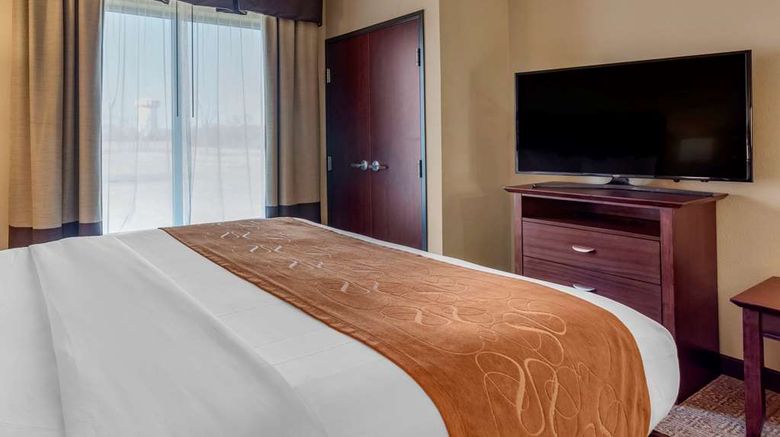 <b>Comfort Suites Montgomery South Suite</b>. Images powered by <a href="https://iceportal.shijigroup.com/" title="IcePortal" target="_blank">IcePortal</a>.