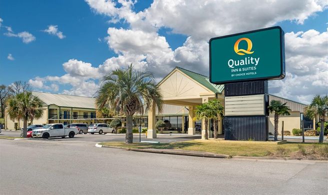 Quality Inn & Suites Exterior