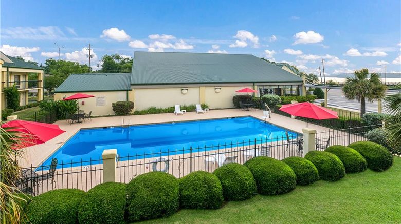 <b>Quality Inn & Suites Pool</b>. Images powered by <a href="https://iceportal.shijigroup.com/" title="IcePortal" target="_blank">IcePortal</a>.