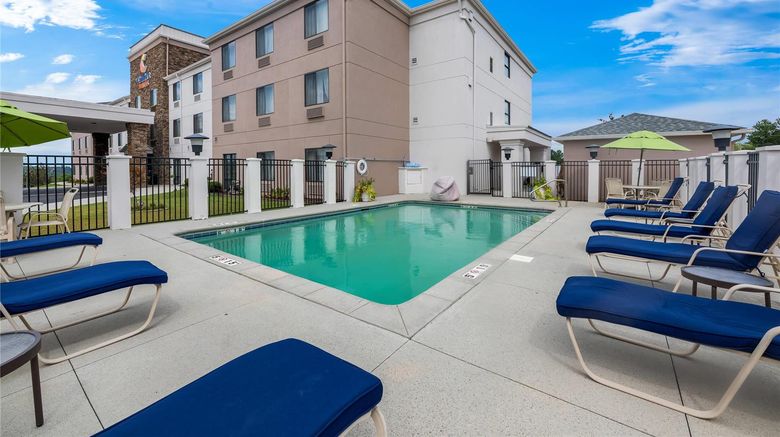 <b>Comfort Suites Pool</b>. Images powered by <a href="https://iceportal.shijigroup.com/" title="IcePortal" target="_blank">IcePortal</a>.