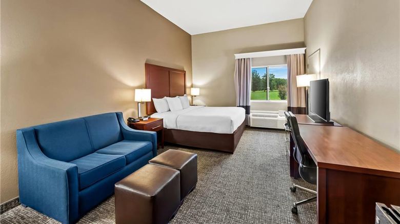 <b>Comfort Inn & Suites Muscle Shoals Suite</b>. Images powered by <a href="https://iceportal.shijigroup.com/" title="IcePortal" target="_blank">IcePortal</a>.