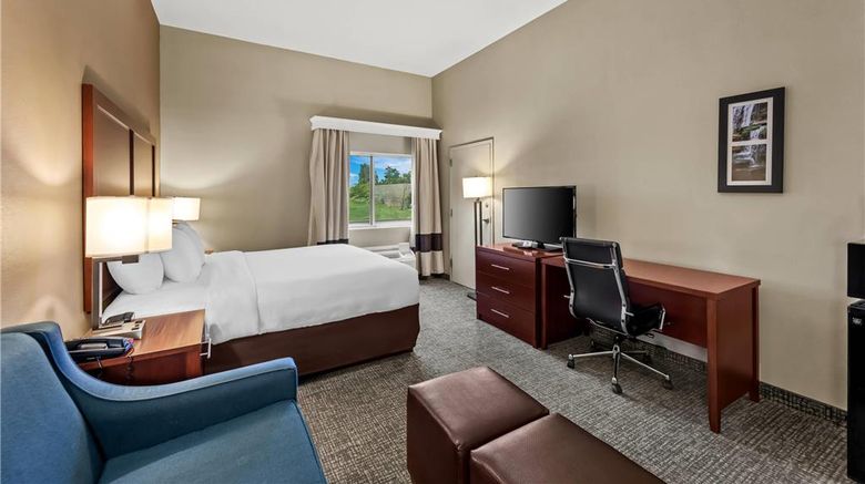 <b>Comfort Inn & Suites Muscle Shoals Suite</b>. Images powered by <a href="https://iceportal.shijigroup.com/" title="IcePortal" target="_blank">IcePortal</a>.