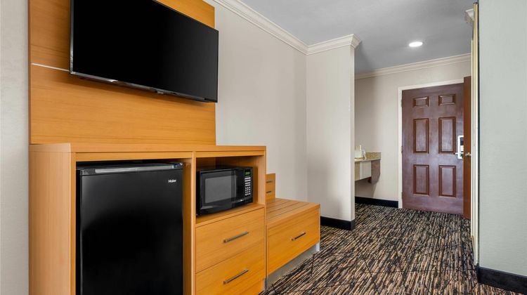 Quality Inn Alexander City Suite