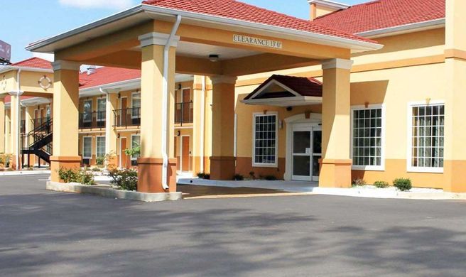 Quality Inn & Suites Exterior