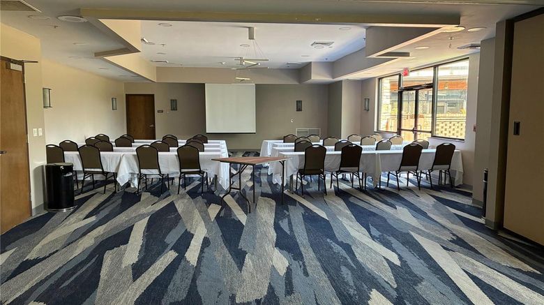 <b>Comfort Inn & Suites Meeting</b>. Images powered by <a href="https://iceportal.shijigroup.com/" title="IcePortal" target="_blank">IcePortal</a>.