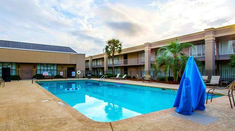 Clarion Inn & Suites Dothan South Pool