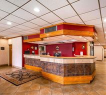 Clarion Inn & Suites Dothan South Lobby