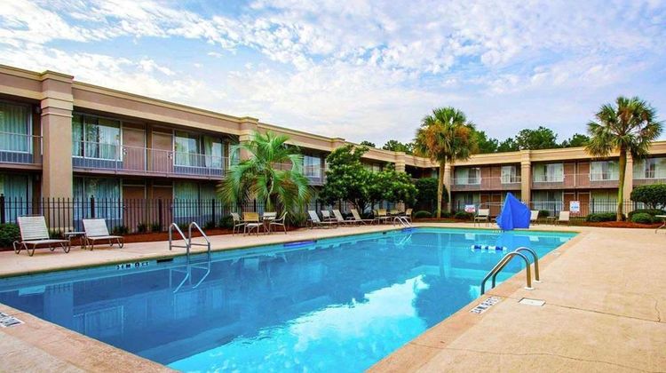 Clarion Inn & Suites Dothan South Pool