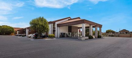 Econo Lodge Madison Airport Exterior