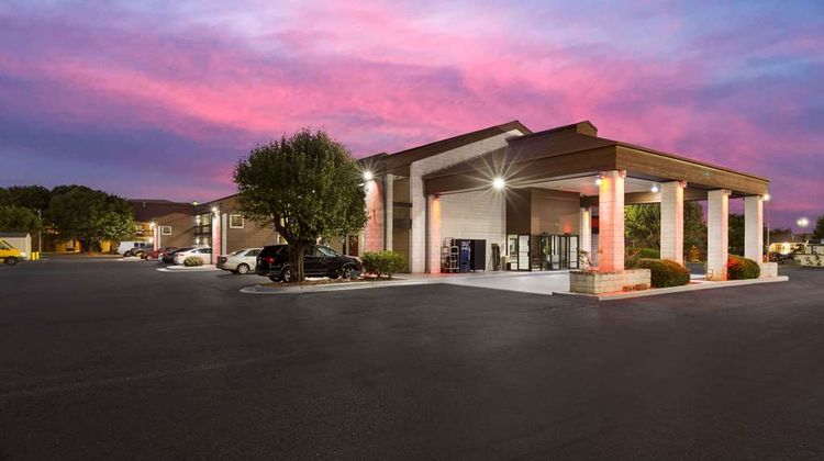 Econo Lodge Madison Airport Exterior