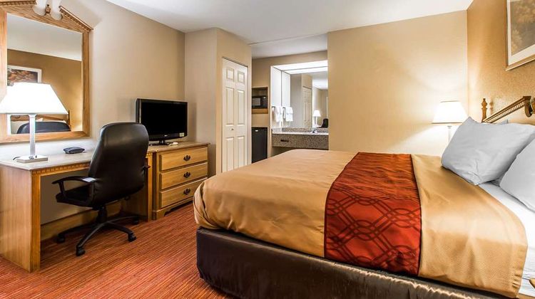 Econo Lodge Inn & Suites Room
