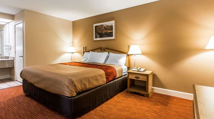 Econo Lodge Inn & Suites Room