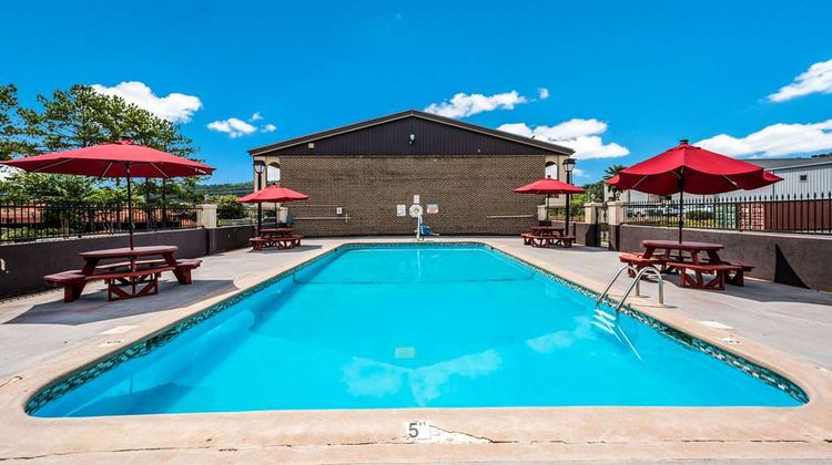 Econo Lodge Inn & Suites Pool