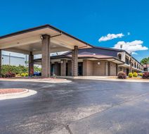 Econo Lodge Inn & Suites Exterior