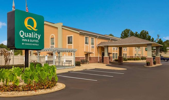Quality Inn & Suites Exterior