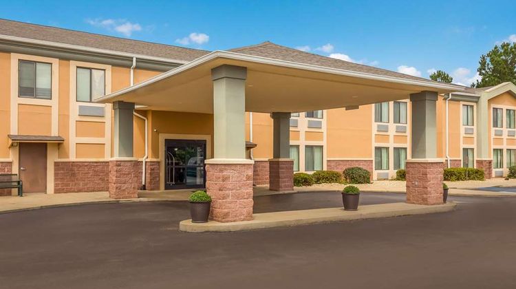 Quality Inn & Suites Exterior