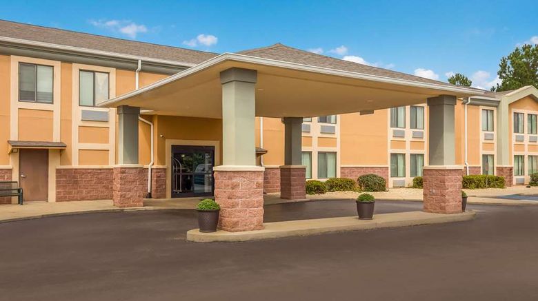 <b>Quality Inn & Suites Exterior</b>. Images powered by <a href="https://iceportal.shijigroup.com/" title="IcePortal" target="_blank">IcePortal</a>.