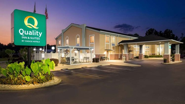 Quality Inn & Suites Exterior