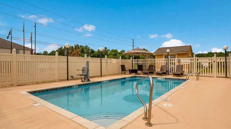 Quality Inn & Suites Pool