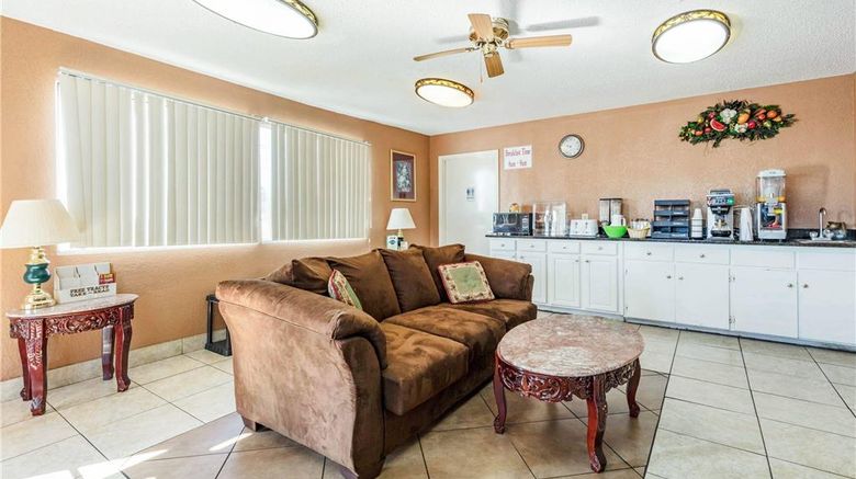 <b>Rodeway Inn Lobby</b>. Images powered by <a href="https://iceportal.shijigroup.com/" title="IcePortal" target="_blank">IcePortal</a>.