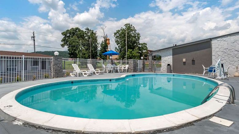 <b>Econo Lodge Oxford Pool</b>. Images powered by <a href="https://iceportal.shijigroup.com/" title="IcePortal" target="_blank">IcePortal</a>.