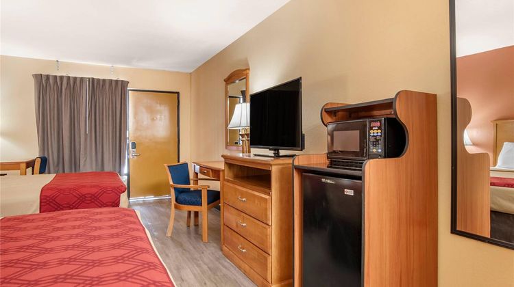 Econo Lodge Inn and Suites Evergreen Room