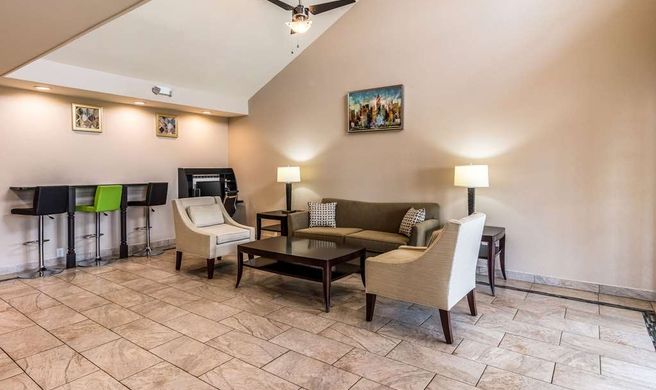 Quality Inn University Area Lobby