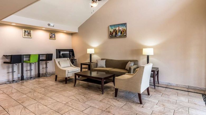 <b>Quality Inn University Area Lobby</b>. Images powered by <a href="https://iceportal.shijigroup.com/" title="IcePortal" target="_blank">IcePortal</a>.