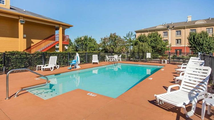 Quality Inn Pool