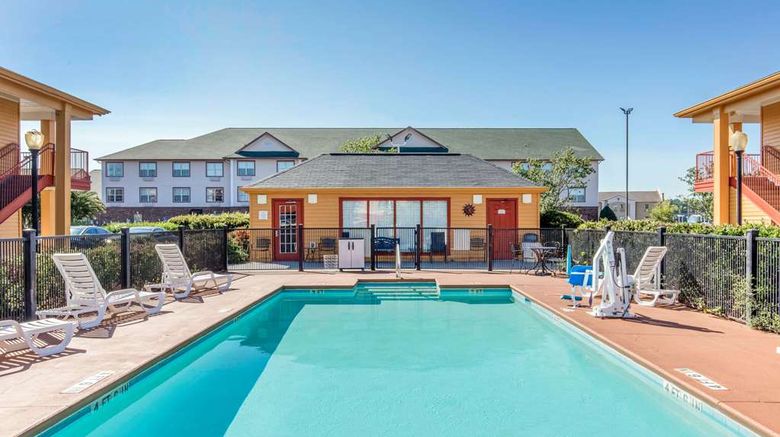 <b>Quality Inn Pool</b>. Images powered by <a href="https://iceportal.shijigroup.com/" title="IcePortal" target="_blank">IcePortal</a>.