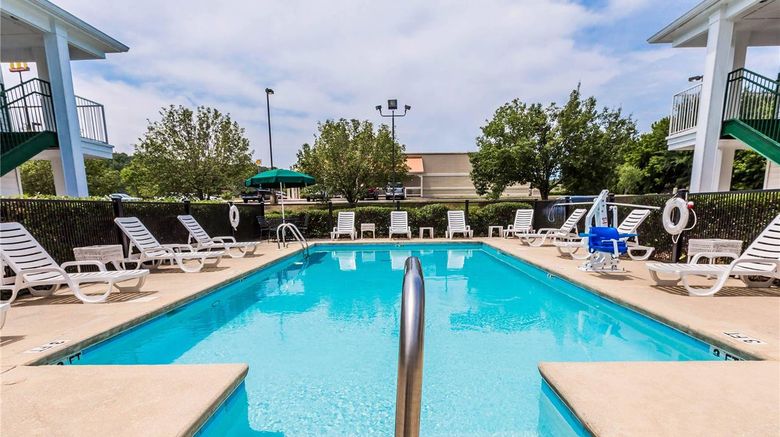 <b>Quality Inn Pool</b>. Images powered by <a href="https://iceportal.shijigroup.com/" title="IcePortal" target="_blank">IcePortal</a>.