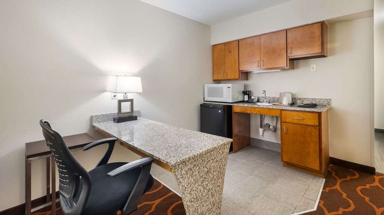 Quality Inn & Suites Huntsville Suite