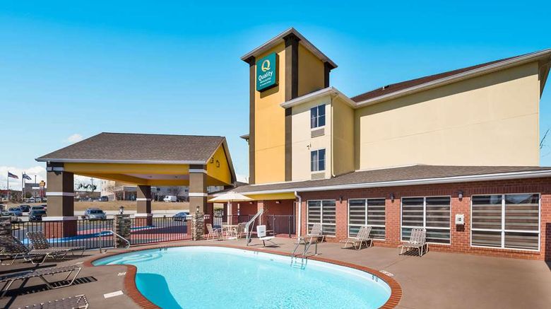 <b>Quality Inn & Suites Huntsville Pool</b>. Images powered by <a href="https://iceportal.shijigroup.com/" title="IcePortal" target="_blank">IcePortal</a>.