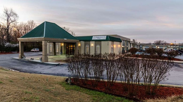 <b>Quality Inn Exterior</b>. Images powered by <a href="https://iceportal.shijigroup.com/" title="IcePortal" target="_blank">IcePortal</a>.
