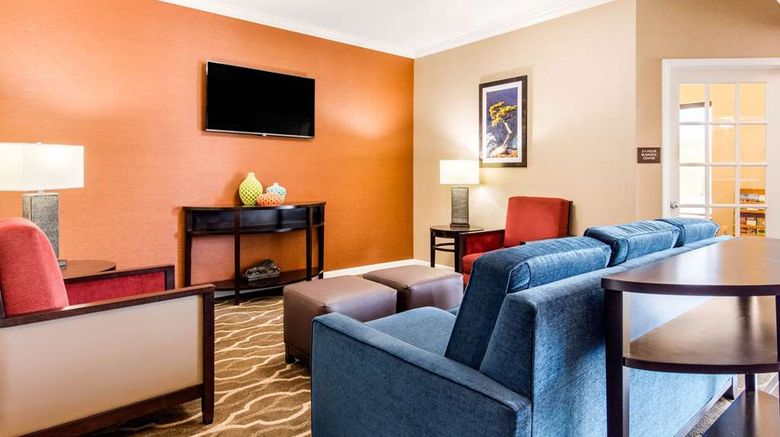 <b>Comfort Inn & Suites Lobby</b>. Images powered by <a href="https://iceportal.shijigroup.com/" title="IcePortal" target="_blank">IcePortal</a>.