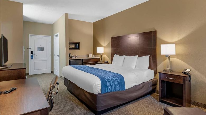 <b>Comfort Inn & Suites Suite</b>. Images powered by <a href="https://iceportal.shijigroup.com/" title="IcePortal" target="_blank">IcePortal</a>.