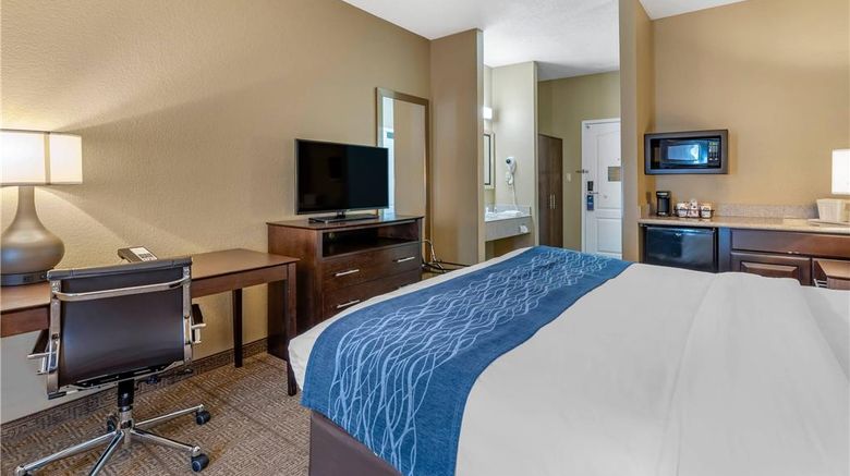 <b>Comfort Inn & Suites Suite</b>. Images powered by <a href="https://iceportal.shijigroup.com/" title="IcePortal" target="_blank">IcePortal</a>.