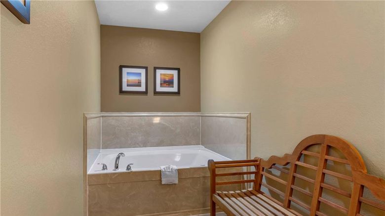 <b>Comfort Inn & Suites Suite</b>. Images powered by <a href="https://iceportal.shijigroup.com/" title="IcePortal" target="_blank">IcePortal</a>.