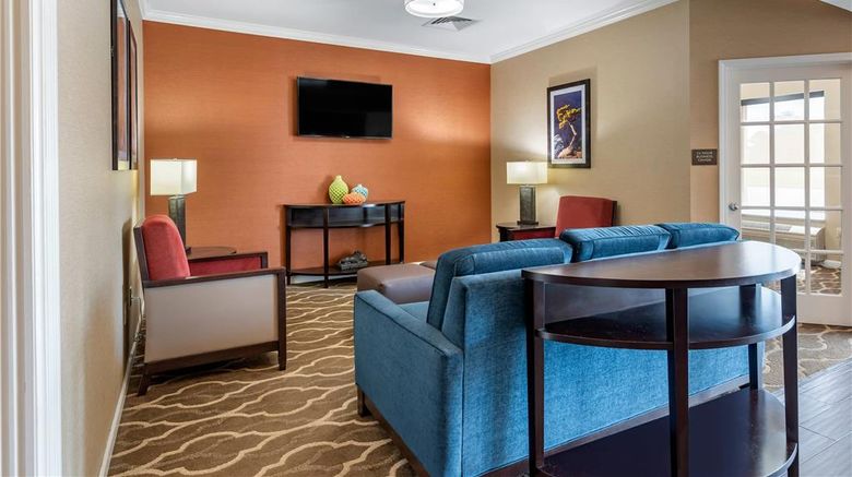 <b>Comfort Inn & Suites Lobby</b>. Images powered by <a href="https://iceportal.shijigroup.com/" title="IcePortal" target="_blank">IcePortal</a>.
